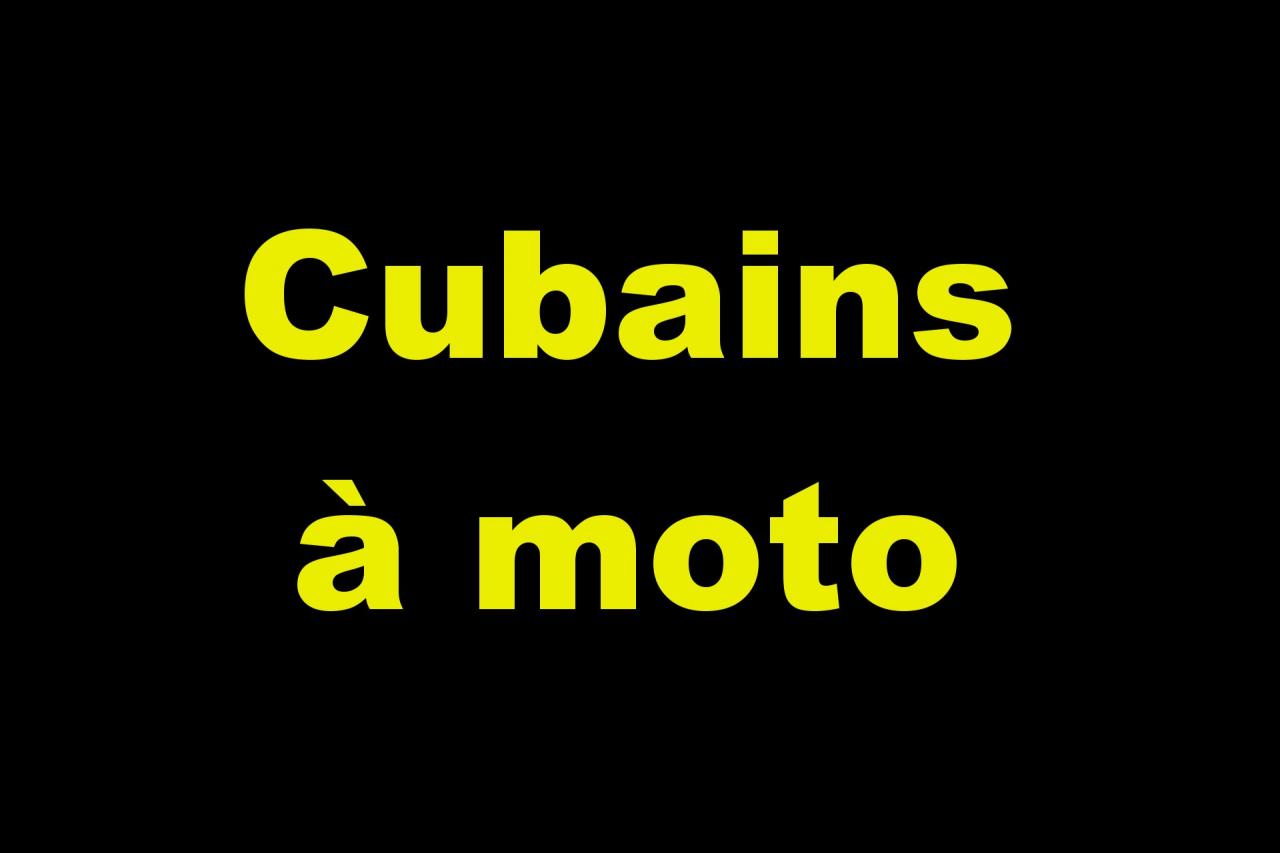 Cubains se déplaçant à moto