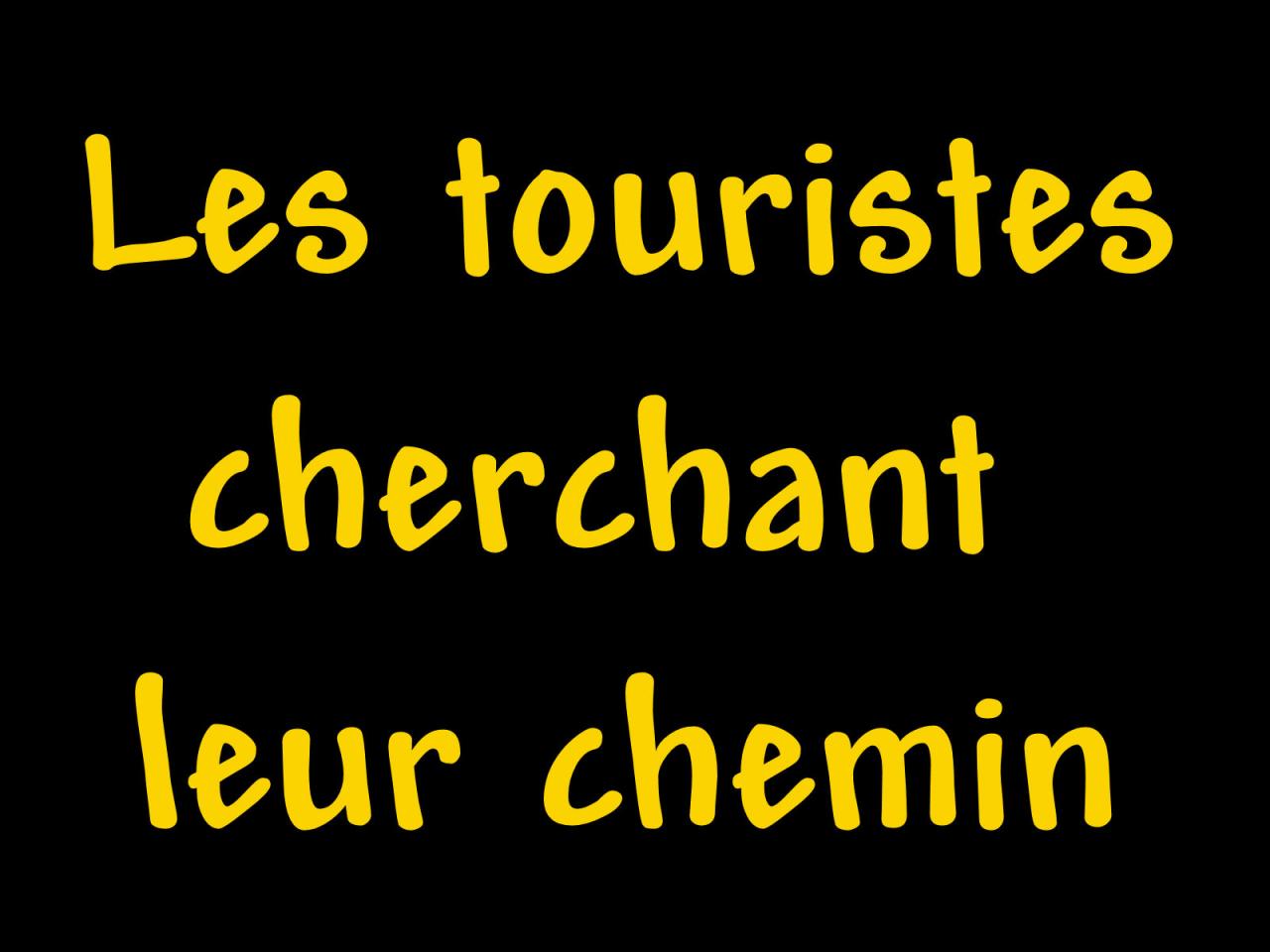 Les touristes cherchant leur chemin