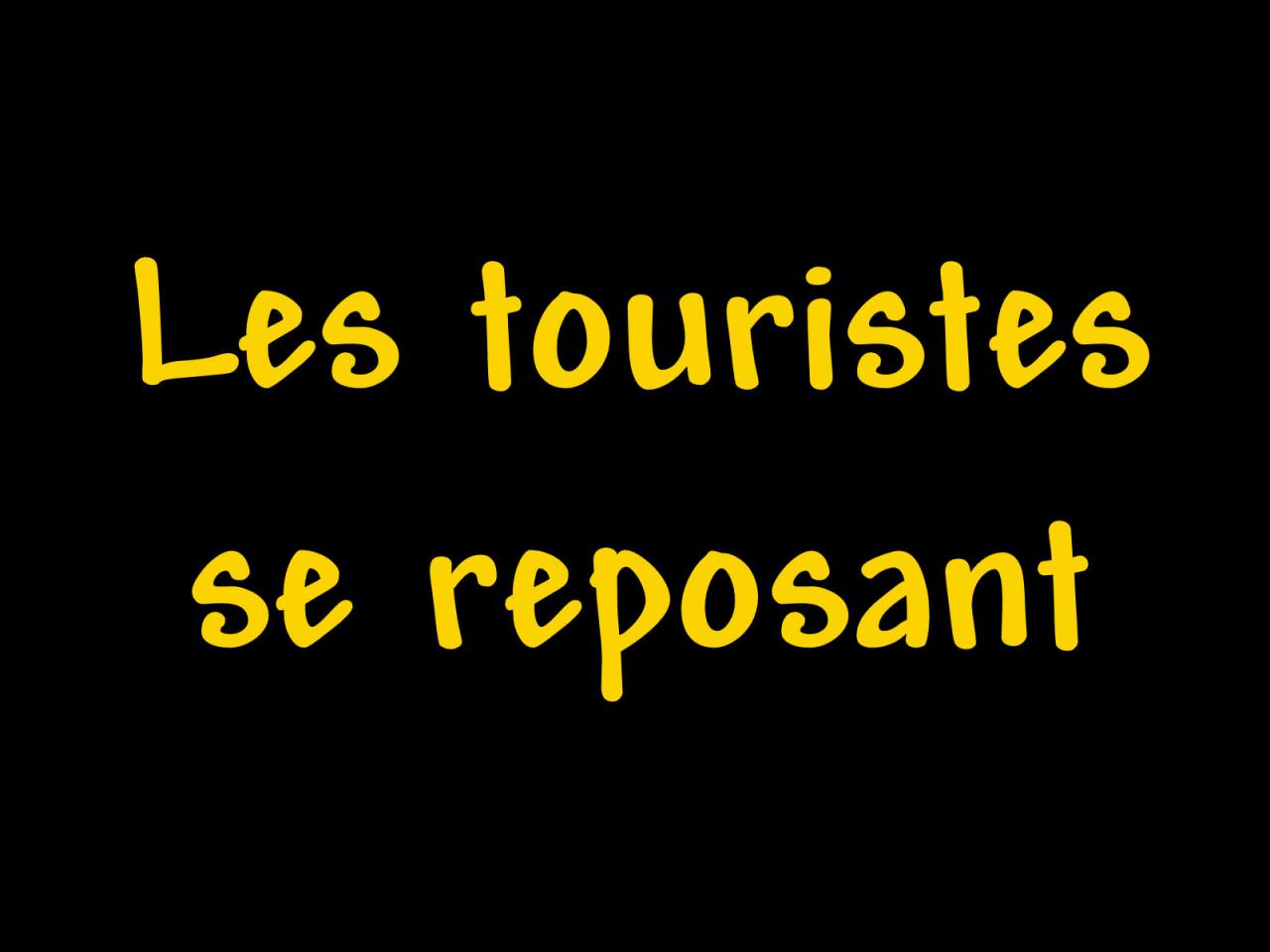 Les touristes se reposant